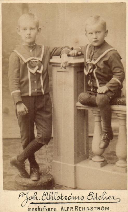 CDV - 2 Broers in dezelfde kledij - Joh. Ahlstroms - Motala, Gebruikt, Verzenden, Foto, Buitenland