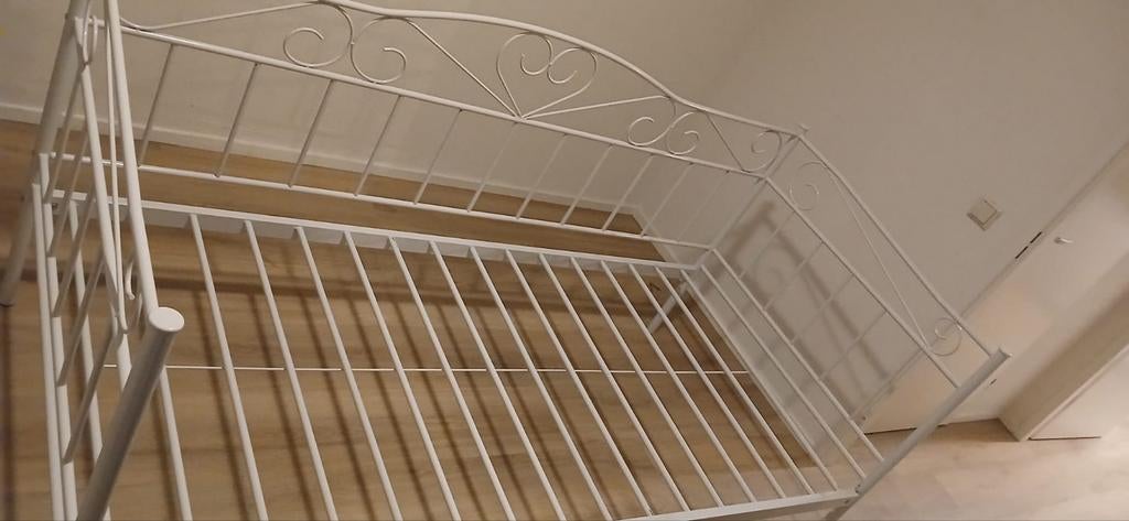 Stalen prinsessenbed. Met top lattenbodem erbij. Geen foto., 90 cm, Eenpersoons, Ophalen of Verzenden, Zo goed als nieuw
