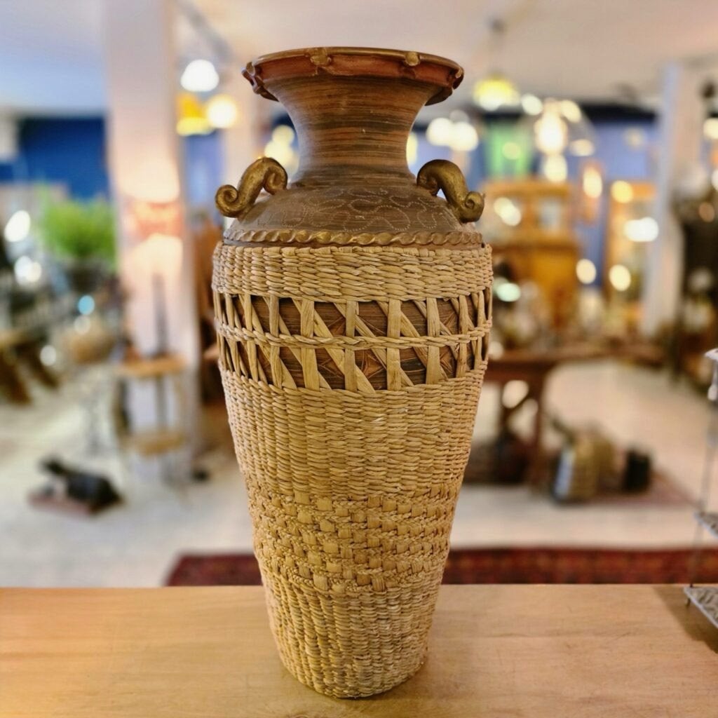 Grote Indonesische vaas met rotan en handgedecoreerde hals, Ophalen, Gebruikt, Geschikt voor droogbloemen, Bruin