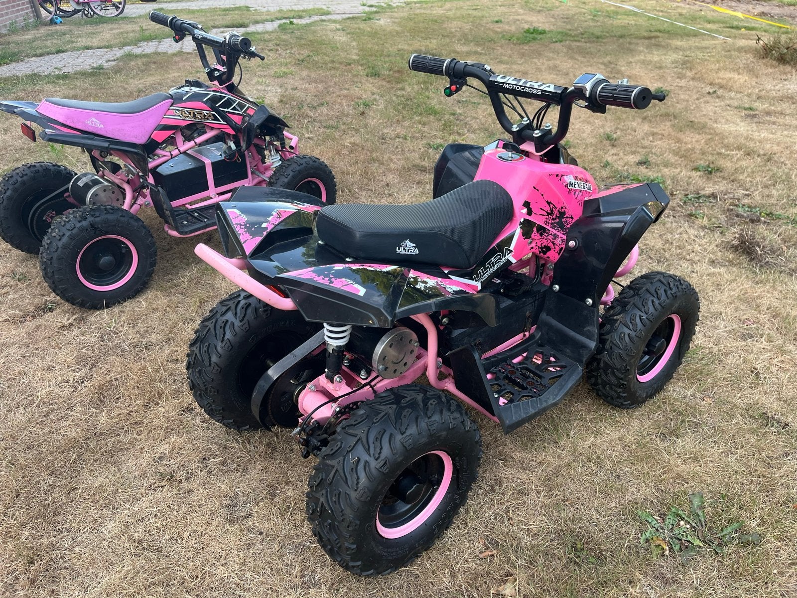 2x Elektronische kinder quad - Roze/Zwart, Kinderen en Baby's, Ophalen, Gebruikt