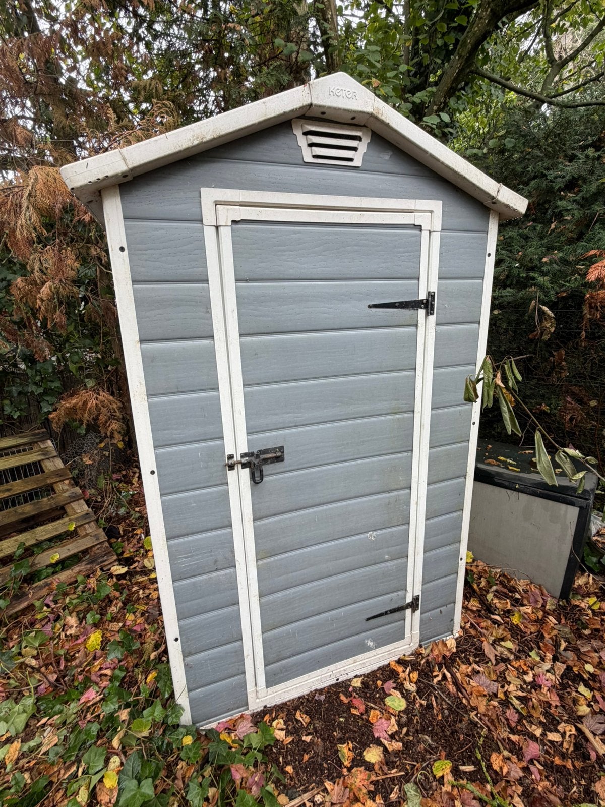 Keter tuinhuis / schuurtje / opbergruimte, Tuin en Terras, Tuinhuizen, Kunststof, Gebruikt, Minder dan 200 cm, 1 raam