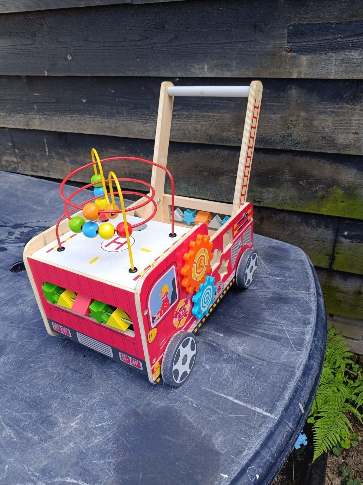 Loopauto met speelboog en kralen - Brandweerwagen, Ophalen of Verzenden, Gebruikt, Rij- of Hobbelspeelgoed