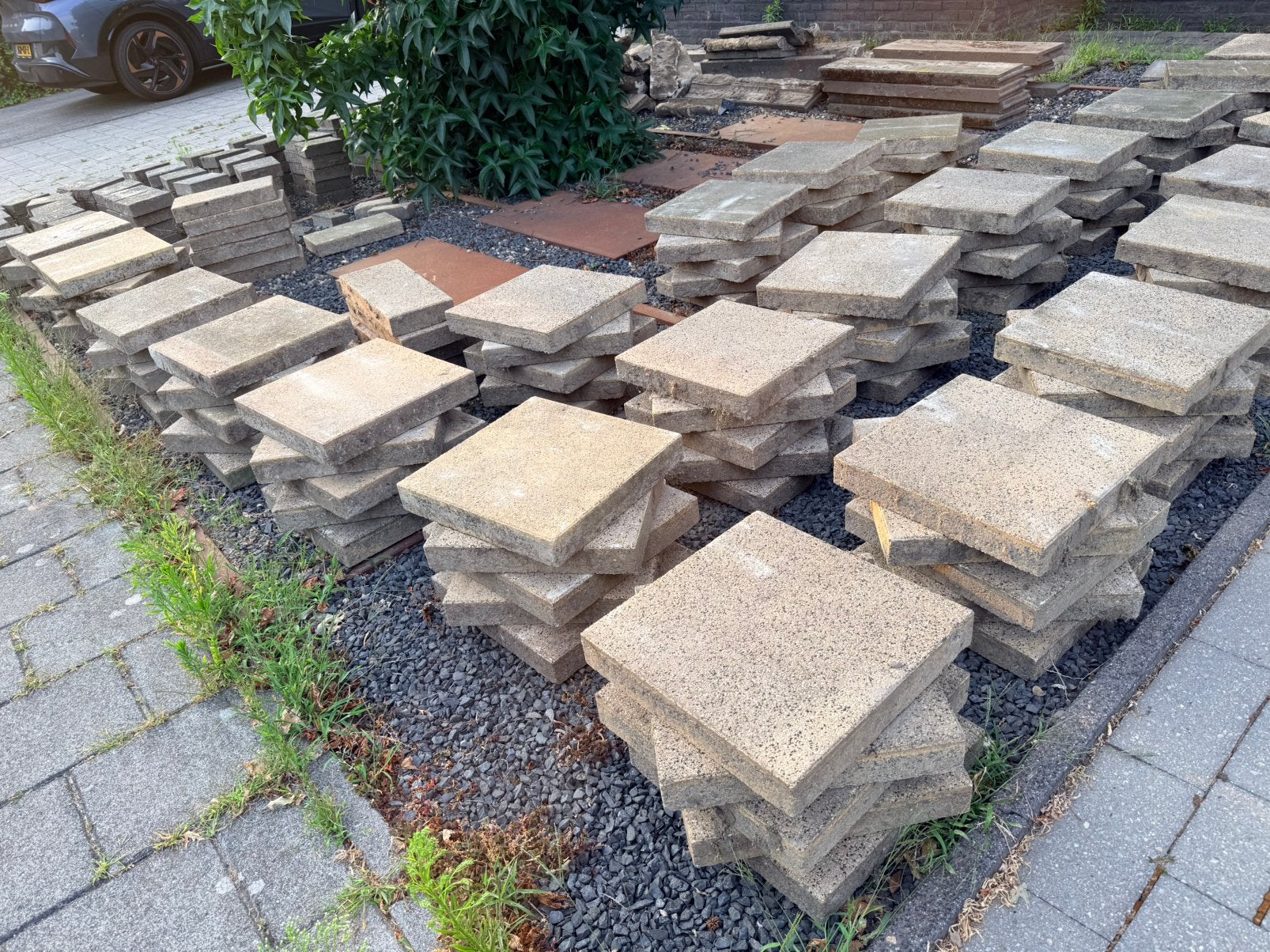 Gratis tegels ophalen (30m2), Ophalen, Zo goed als nieuw, Beton, Terrastegels