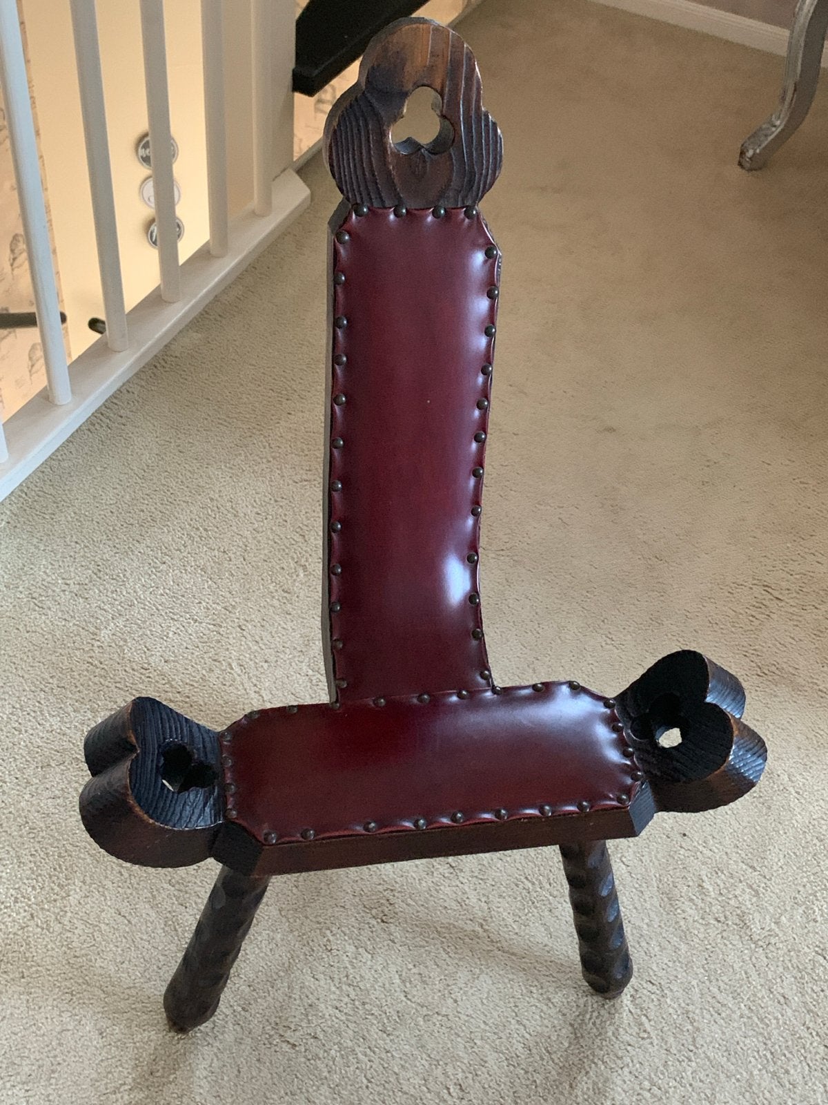 Antieke monnikenstoel met rood leer, Antiek en Kunst, Antiek | Meubels | Stoelen en Banken, Ophalen