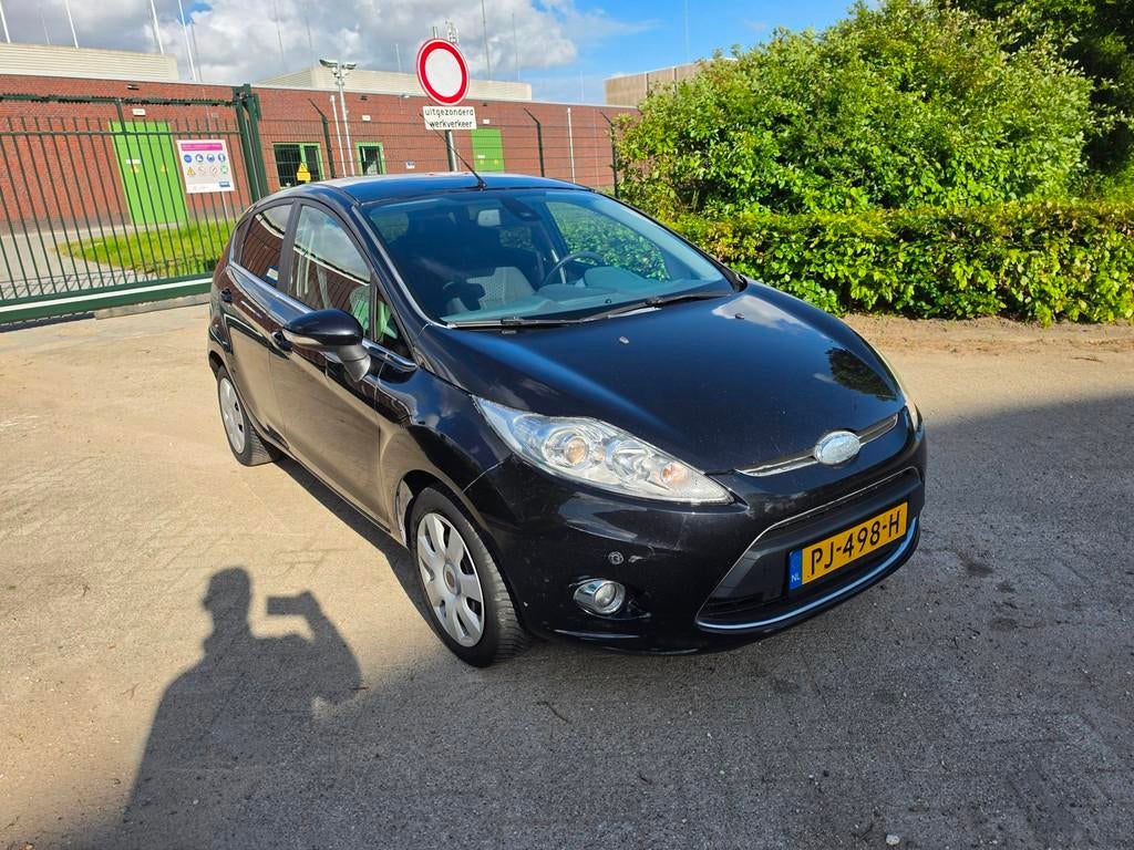 Ford Fiesta 1.25 Titanium CLIMA PDC NIEUWE APK 12-05-2027, Auto's, Ford, Voorwielaandrijving, Euro 5, 1242 cc, 82 pk