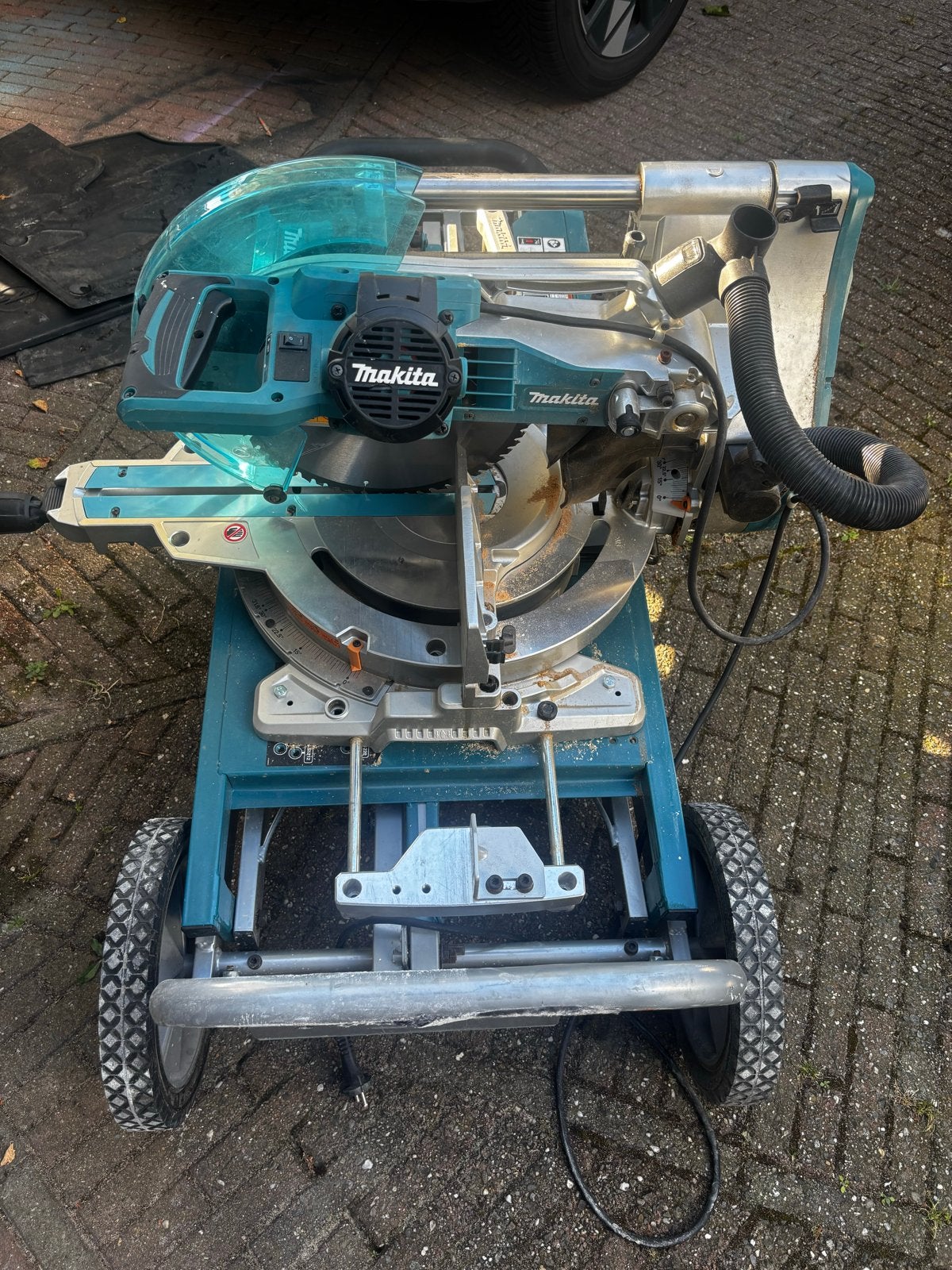 Makita Afkortzaag met onderstel, Ophalen, 70 mm of meer, Zo goed als nieuw, Afkortzaag