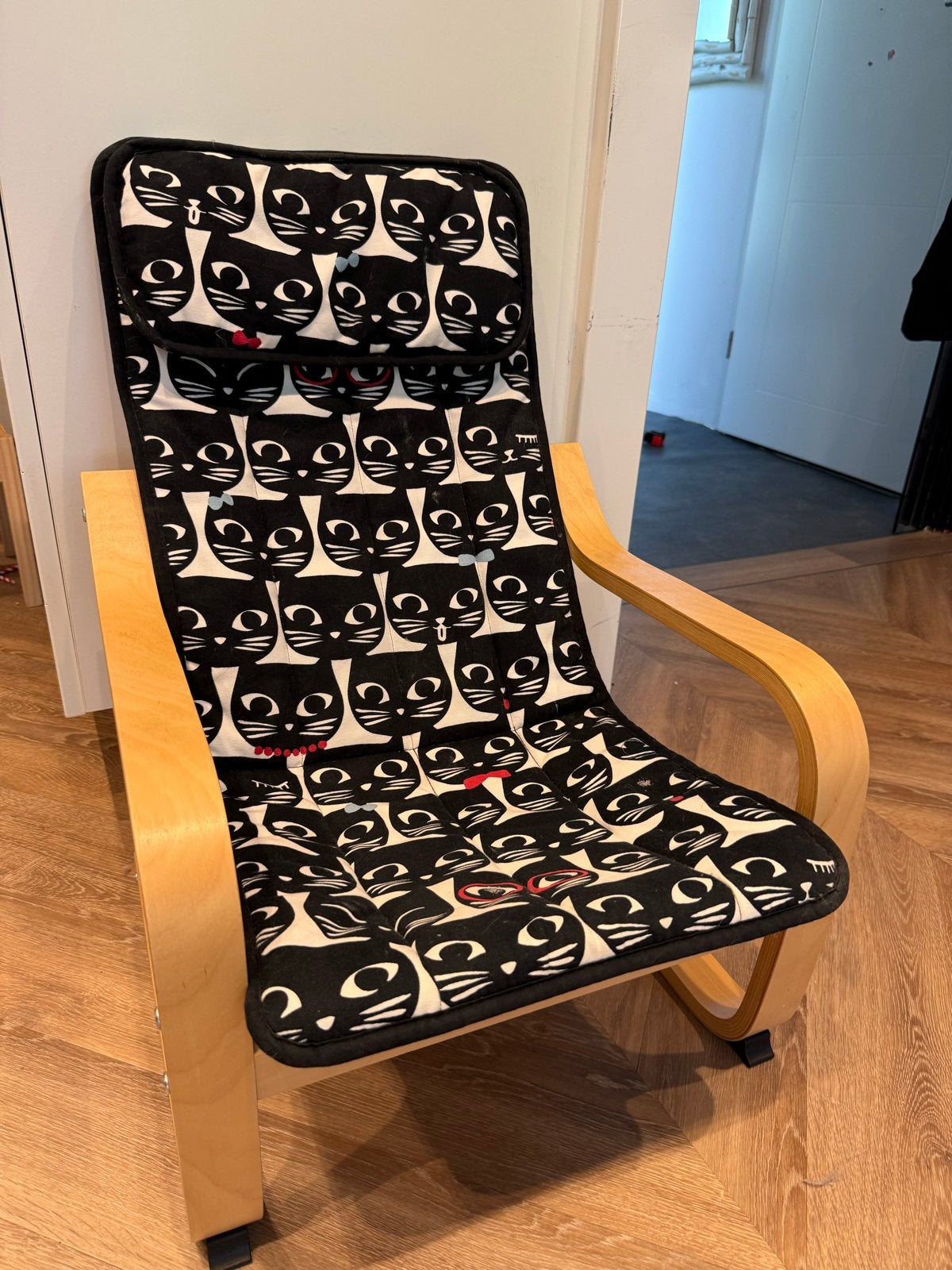 IKEA Poäng kinderstoel met kattenprint kussen, Huis en Inrichting, Ophalen, Gebruikt, Overige kleuren, Eén