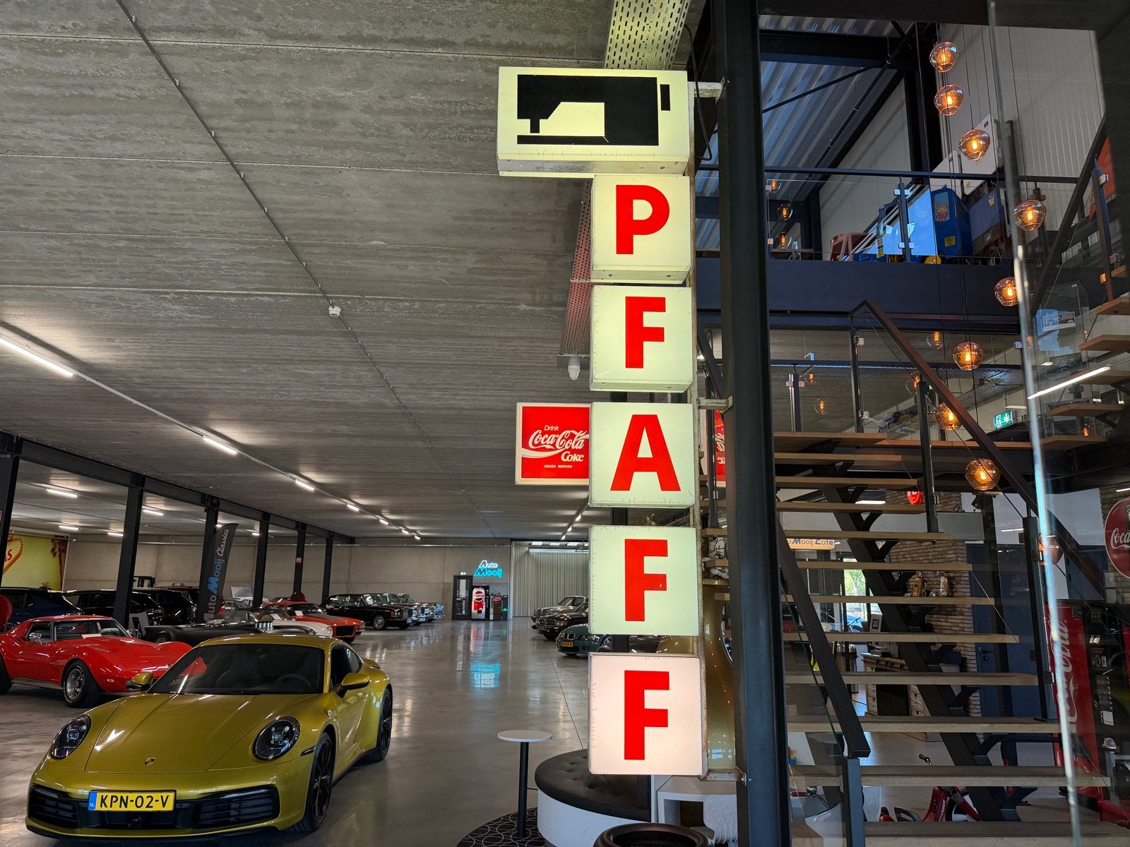 Zeer groot vintage verlicht Pfaff reclamebord - 270 cm hoog, Antiek en Kunst, Ophalen