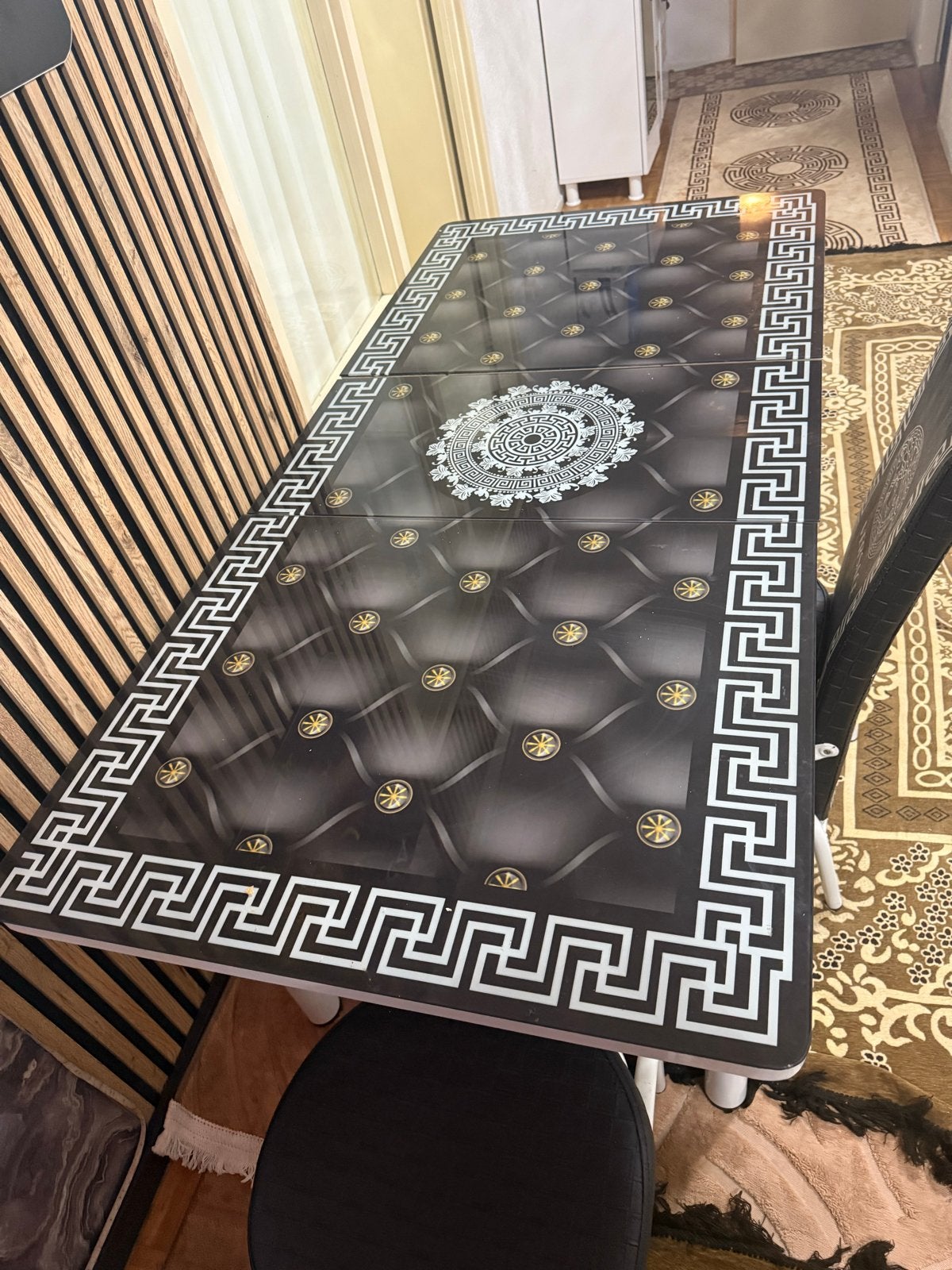 Foto 4 van Uitschuifbare eettafel met 5 stoelen