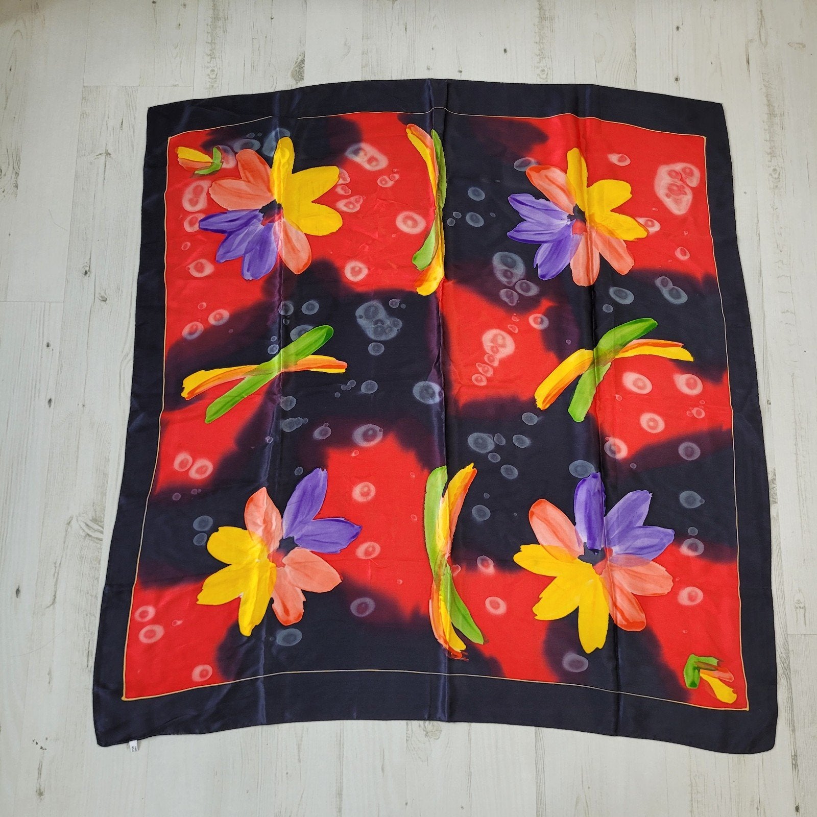 Grote zijden sjaal met bloemen patroon 102 x 107 cm, Zijden sjaal, Ophalen of Verzenden, Zo goed als nieuw, Sjaal