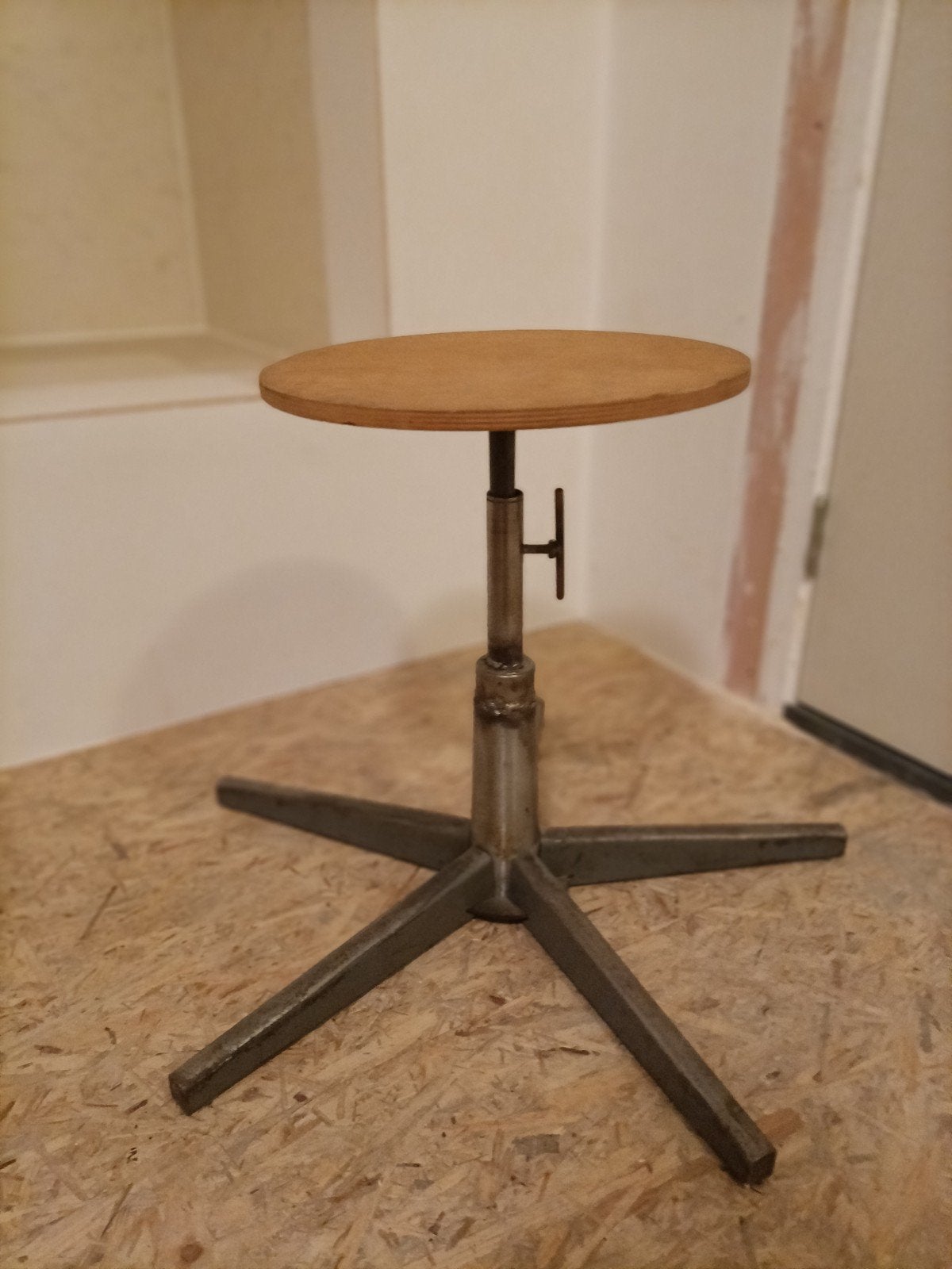 Vintage industriële atelierkrukken, Ophalen, In hoogte verstelbaar, Gebruikt, Hout