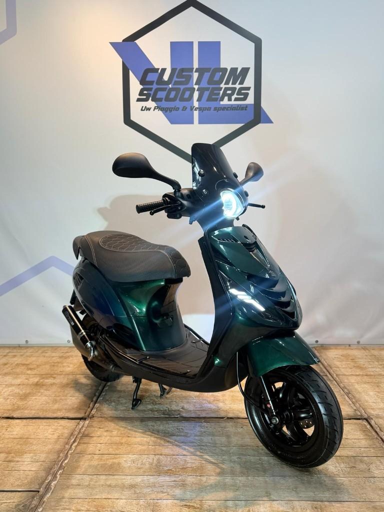 Piaggio Zip 2 takt 45km brom scooter 2t full option, Fietsen en Brommers, Scooters | Piaggio, Zo goed als nieuw, Zip, Maximaal 45 km/u