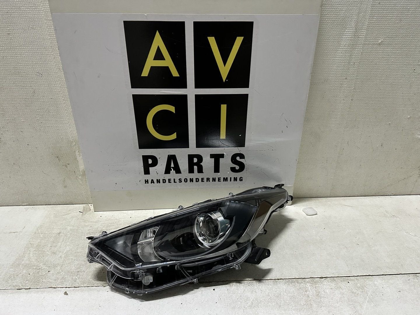 Koplamp Toyota Yaris IV HYBIRD P21 led links Origineel, Gebruikt, -, -, Ophalen of Verzenden