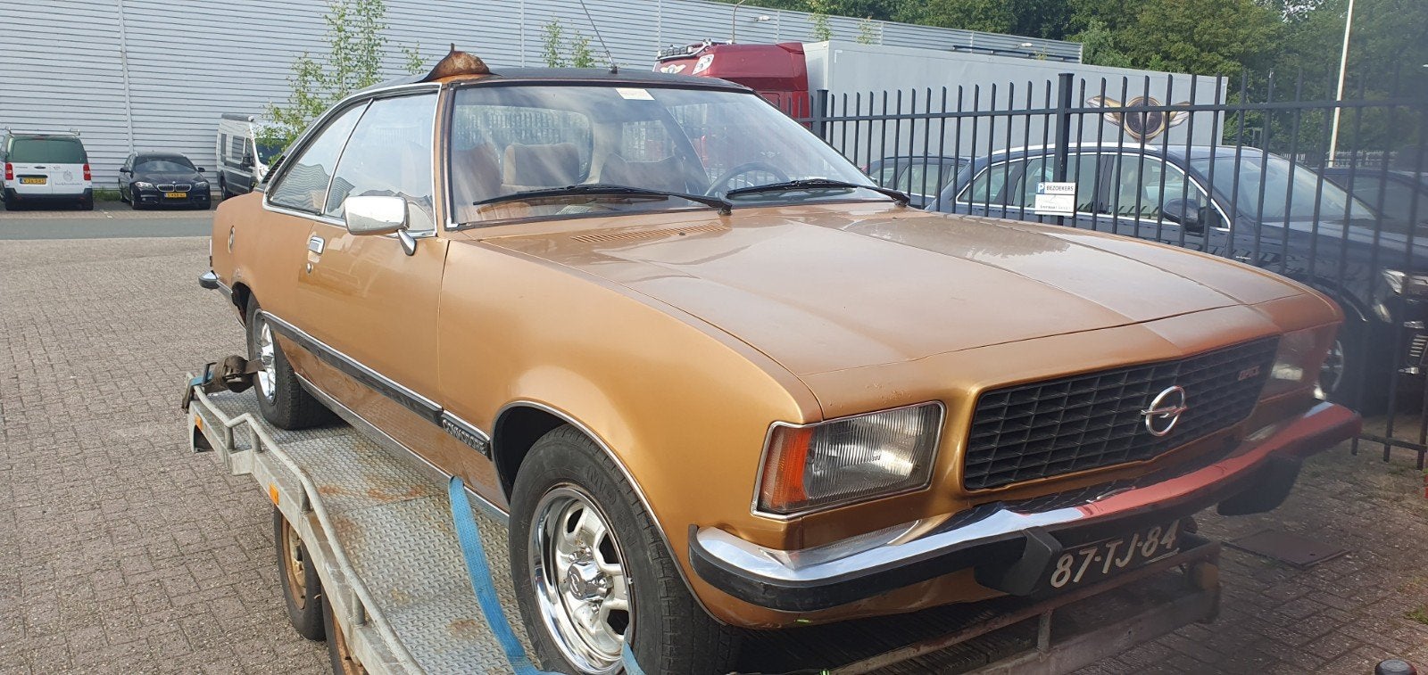 Gezocht: chromen lijst r.a onder paneel, Auto-onderdelen, Carrosserie en Plaatwerk, Gebruikt, Rechts, Opel, Ophalen of Verzenden