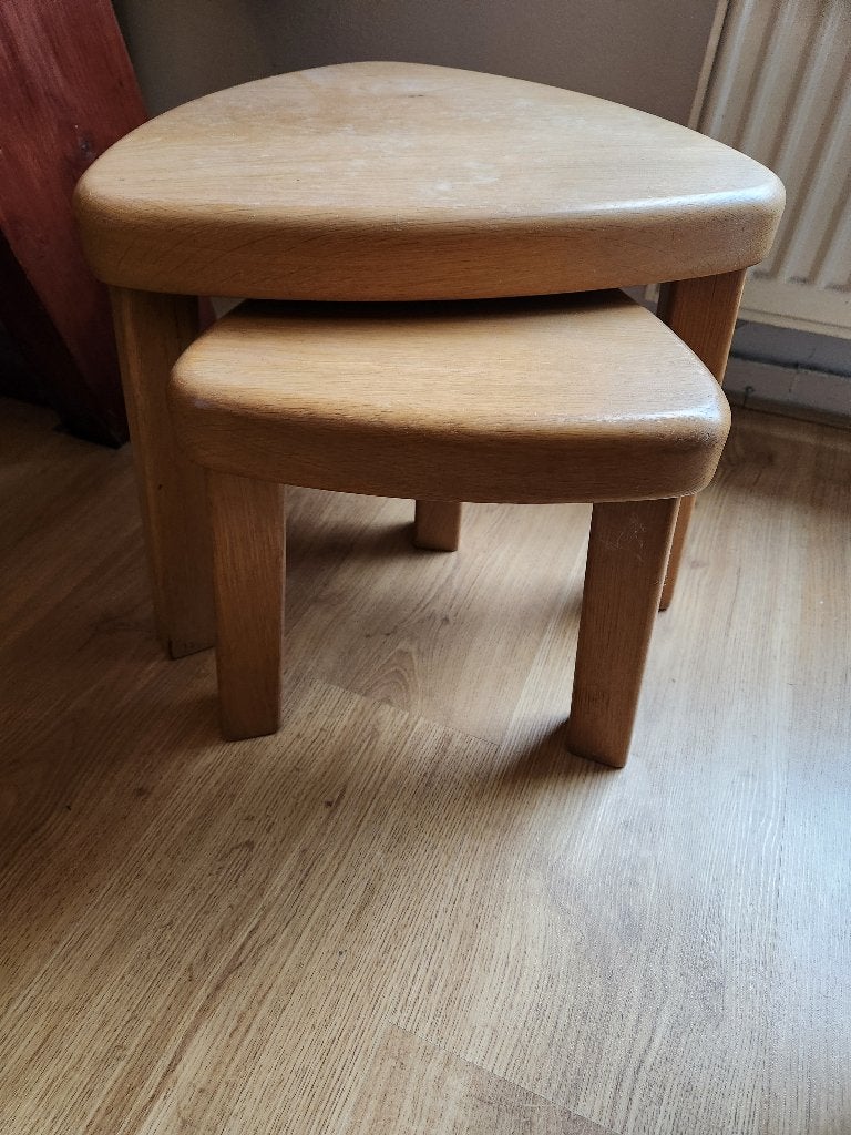 2x eikenhout tafeltjes - Pierre Chapo? - driehoekig, Huis en Inrichting, Minder dan 55 cm, Gebruikt, Vintage, Overige vormen