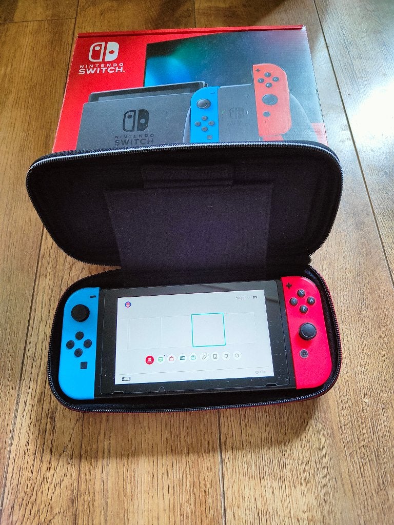 Nintendo Switch V2 met Doos + Mario Kart Case, Spelcomputers en Games, Ophalen of Verzenden, Zo goed als nieuw, Met 2 controllers