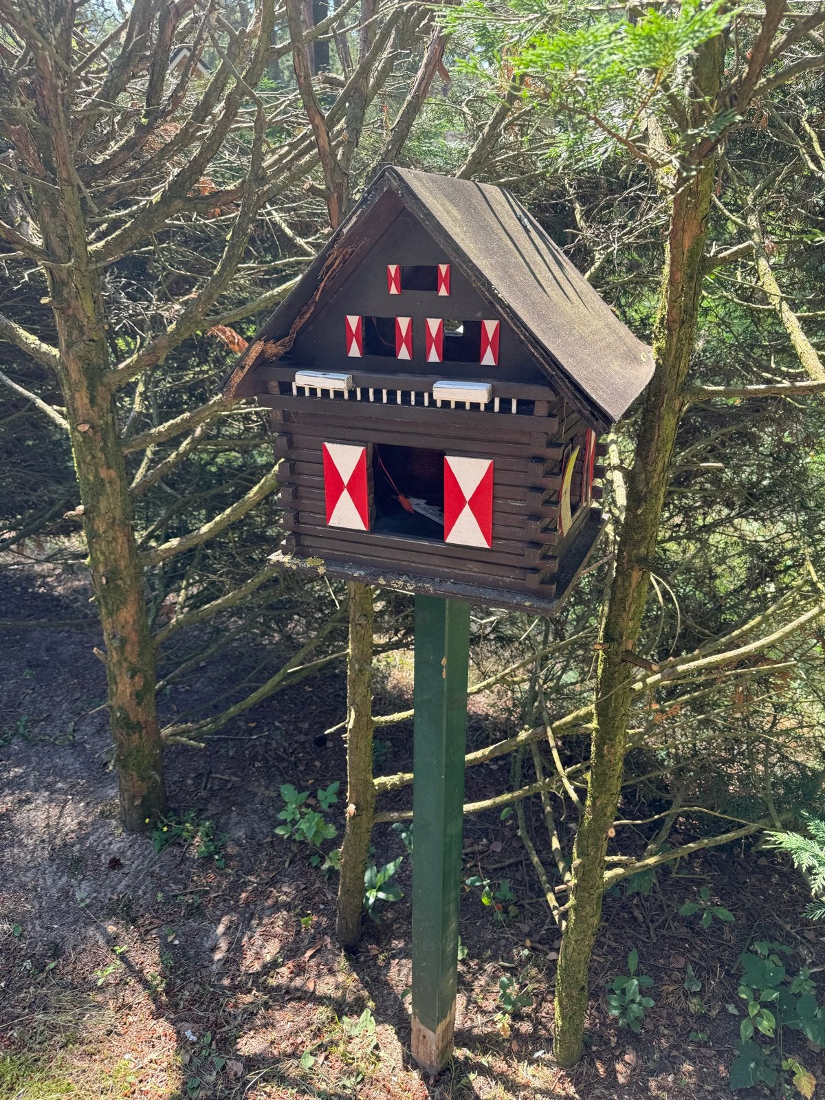 Schattig Oostenrijks vogelhuisje op paal, Ophalen, Gebruikt