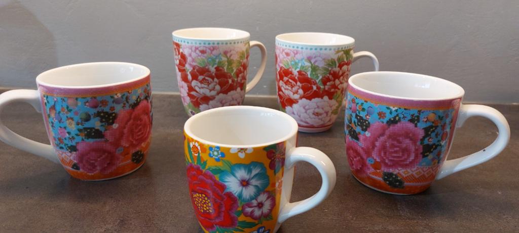 Vrolijke bekers met bloemen 5×/kleurrijke mokken, Huis en Inrichting, Overige materialen, Ophalen of Verzenden, Zo goed als nieuw