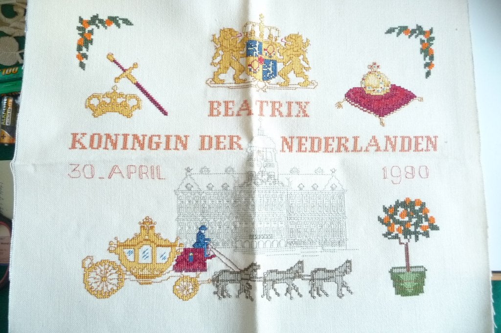 GEBORDUURD WANDKLEED BEATRIX KONINGIN DER NED 30-4-1980, Ophalen of Verzenden, Zo goed als nieuw, Nederland, Overige typen