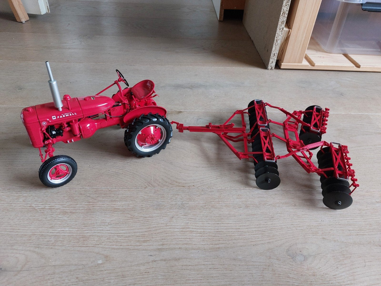 Franklin Mint Farmall Tractor met ploeg schijveneg - 1:12, Ophalen of Verzenden, Nieuw, 1:9 t/m 1:12, Overige typen