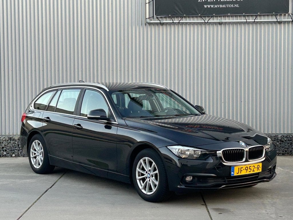 BMW 3-serie Touring 318i Essential, Navi, Clima, Cruise, NAP, Auto's, BMW, Parkeersensor, Gebruikt, 1445 kg, Zwart