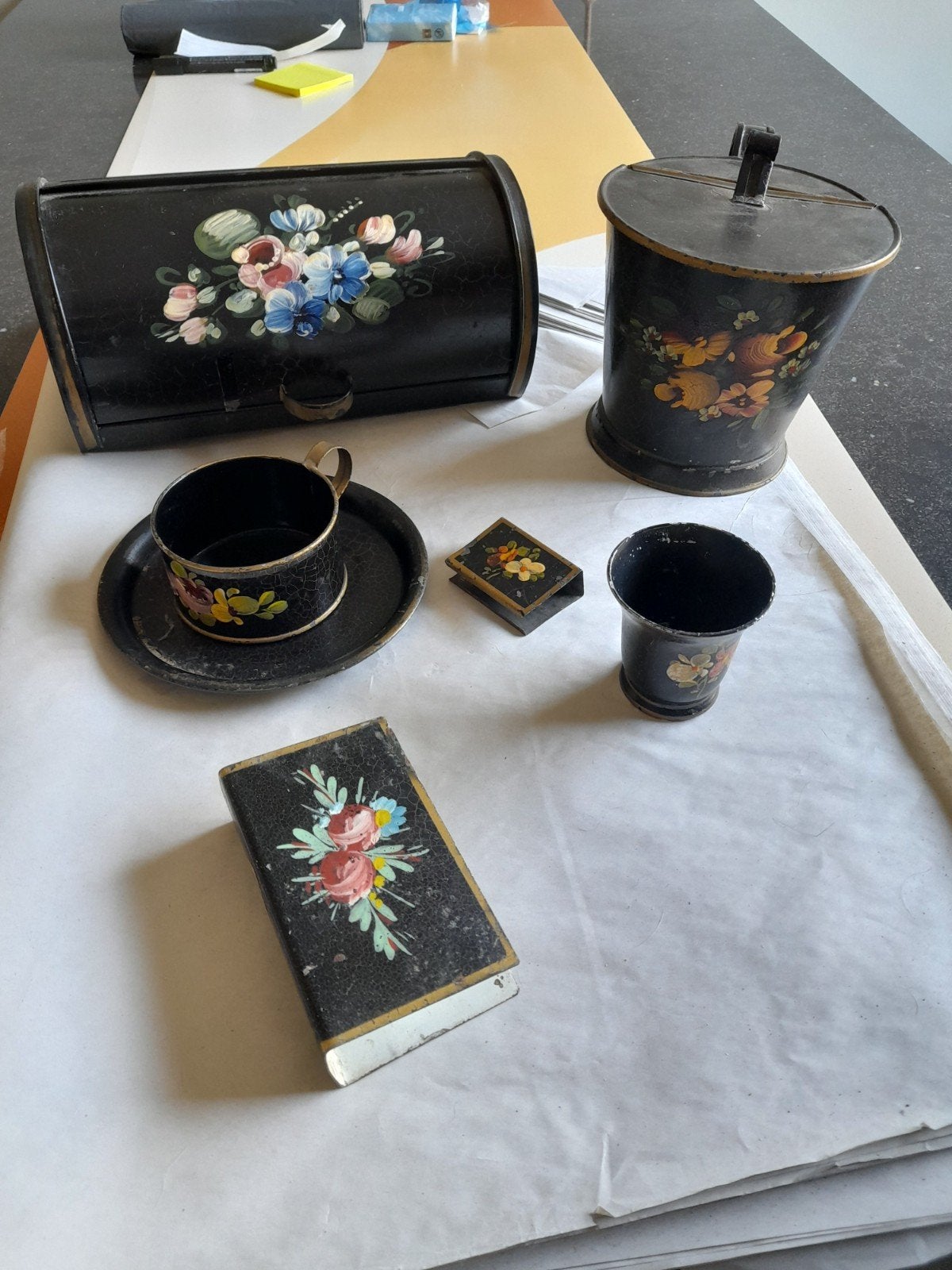 Antieke beschilderde blikken set - Broodtrommel, beker, etc., Ophalen