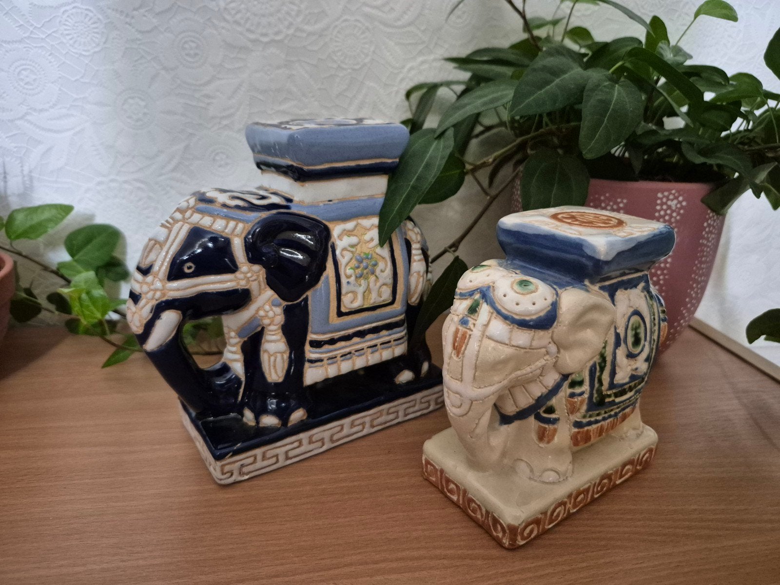 2 leuke vintage keramiek Oosterse olifanten plantentafeltjes, Antiek en Kunst, Antiek | Keramiek en Aardewerk, Ophalen of Verzenden