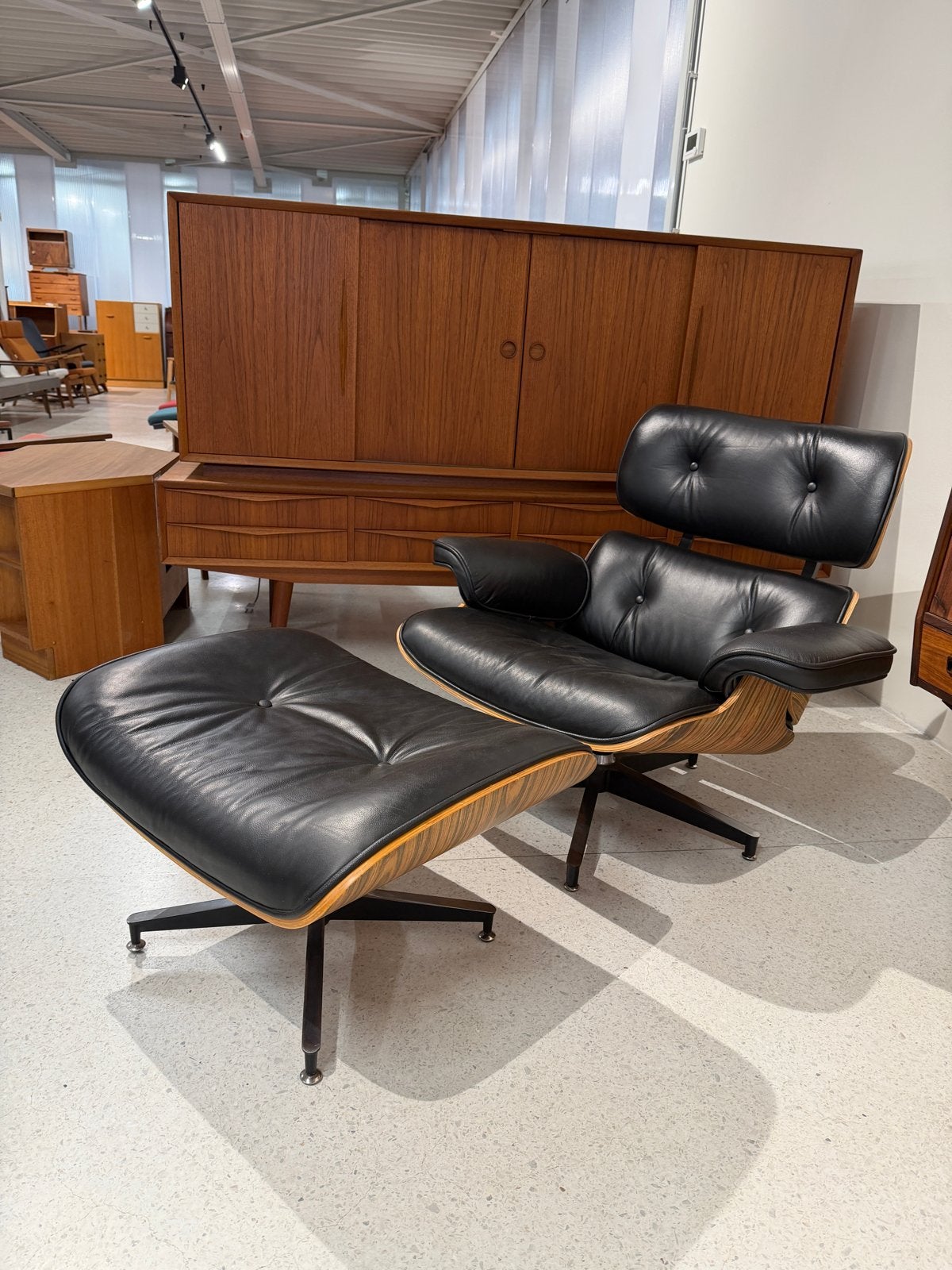 Eames Lounge Chair Replica met Ottoman - Zwart Leer, Ophalen of Verzenden, Zo goed als nieuw, Hout, 75 tot 100 cm
