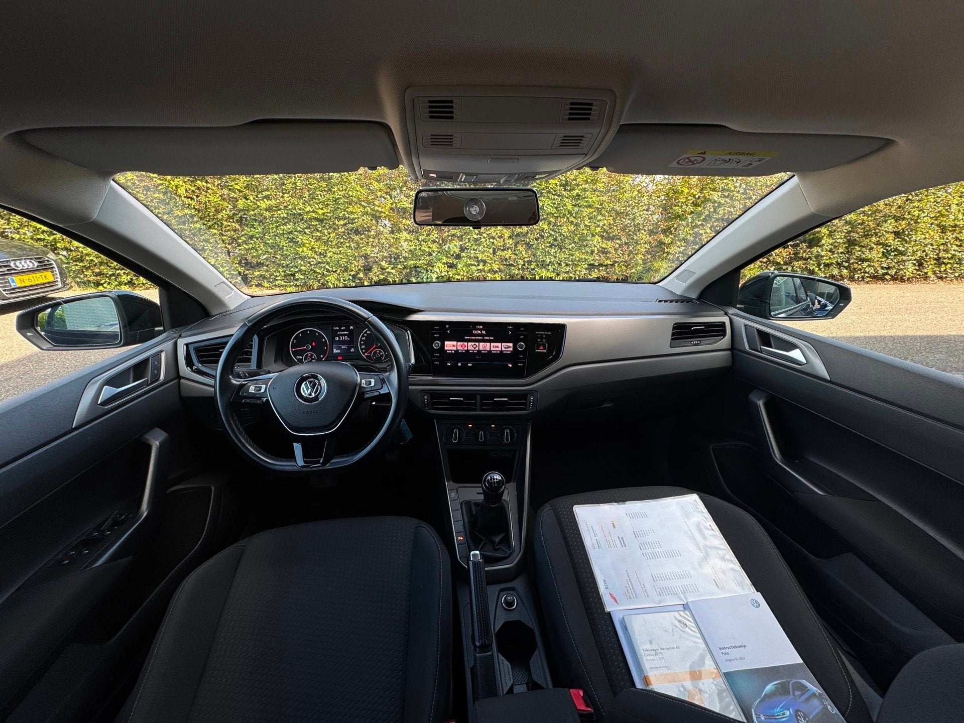 Volkswagen Polo 1.0 MPI Comfortline TREKHAAK / CARPLAY / NAV, Auto's, 1025 kg, Euro 6, Zwart, Bedrijf