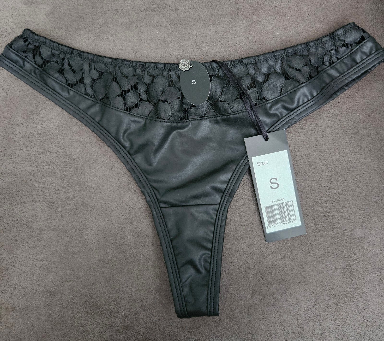 Nieuw! Besired Black Label wetlook string met kant Maat S, Ophalen, Zwart, String