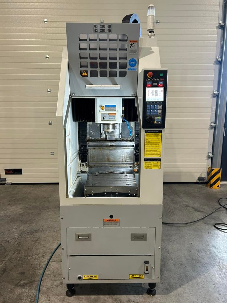 XYZ 2-OP CNC Bewerkingscentrum, Ophalen, Zo goed als nieuw, Minder dan 500 mm, Freesbank