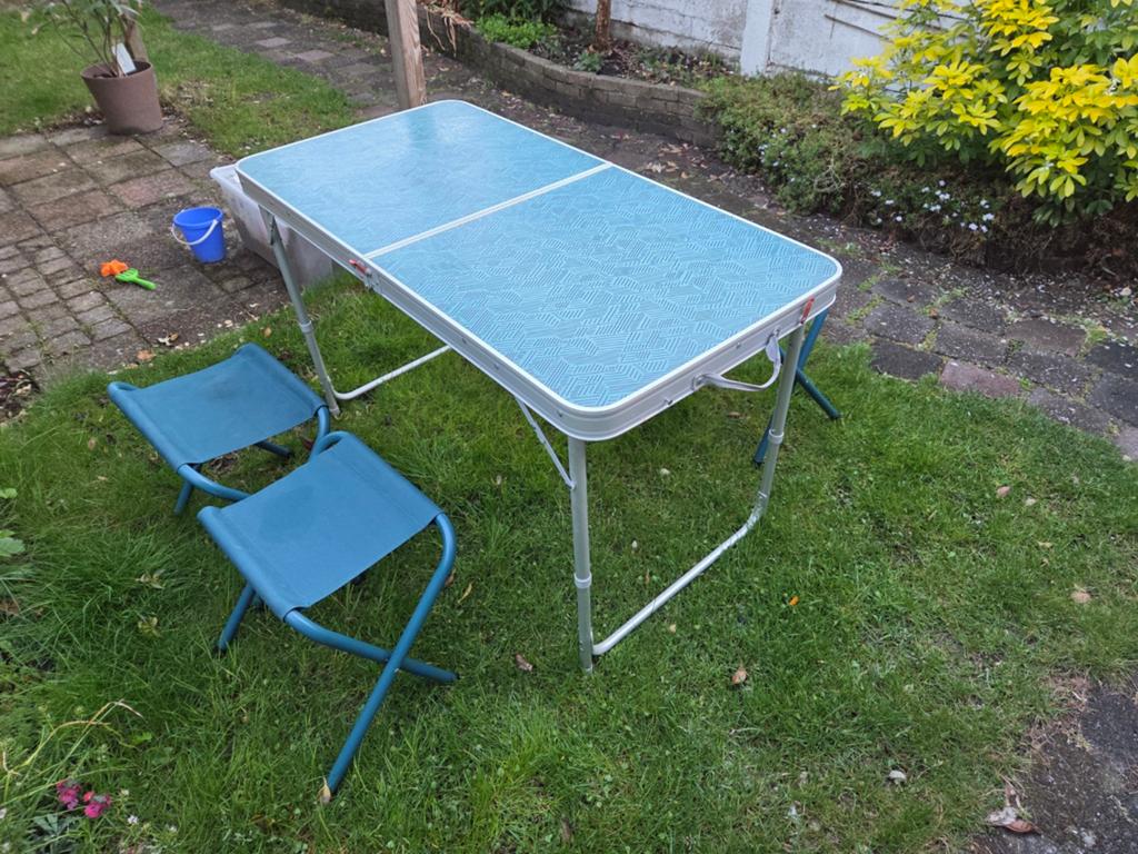 Opklapbare campingtafel met 2 stoelen - 120x60cm, Ophalen, Gebruikt, Campingtafel