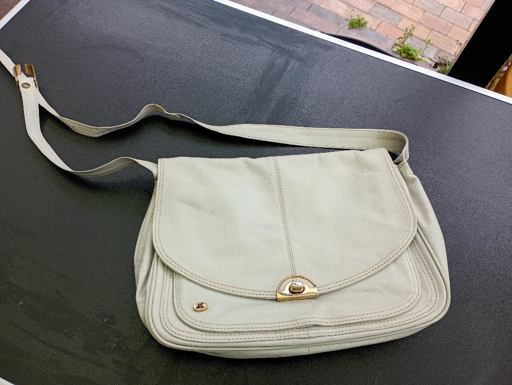 Stijlvolle beige schoudertas met goudkleurige sluiting, Ophalen of Verzenden, Gebruikt, Beige, Schoudertasje