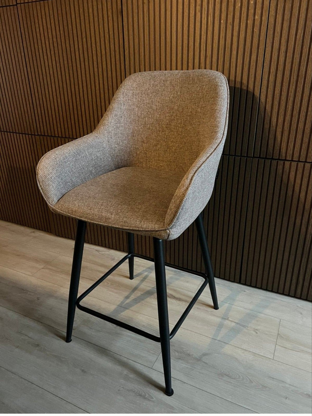 Usual barkruk kruk barstoel stoel kleur Taupe 2 stuks zgan, Huis en Inrichting, Barkrukken, Ophalen, Met voetsteun, 60 tot 90 cm