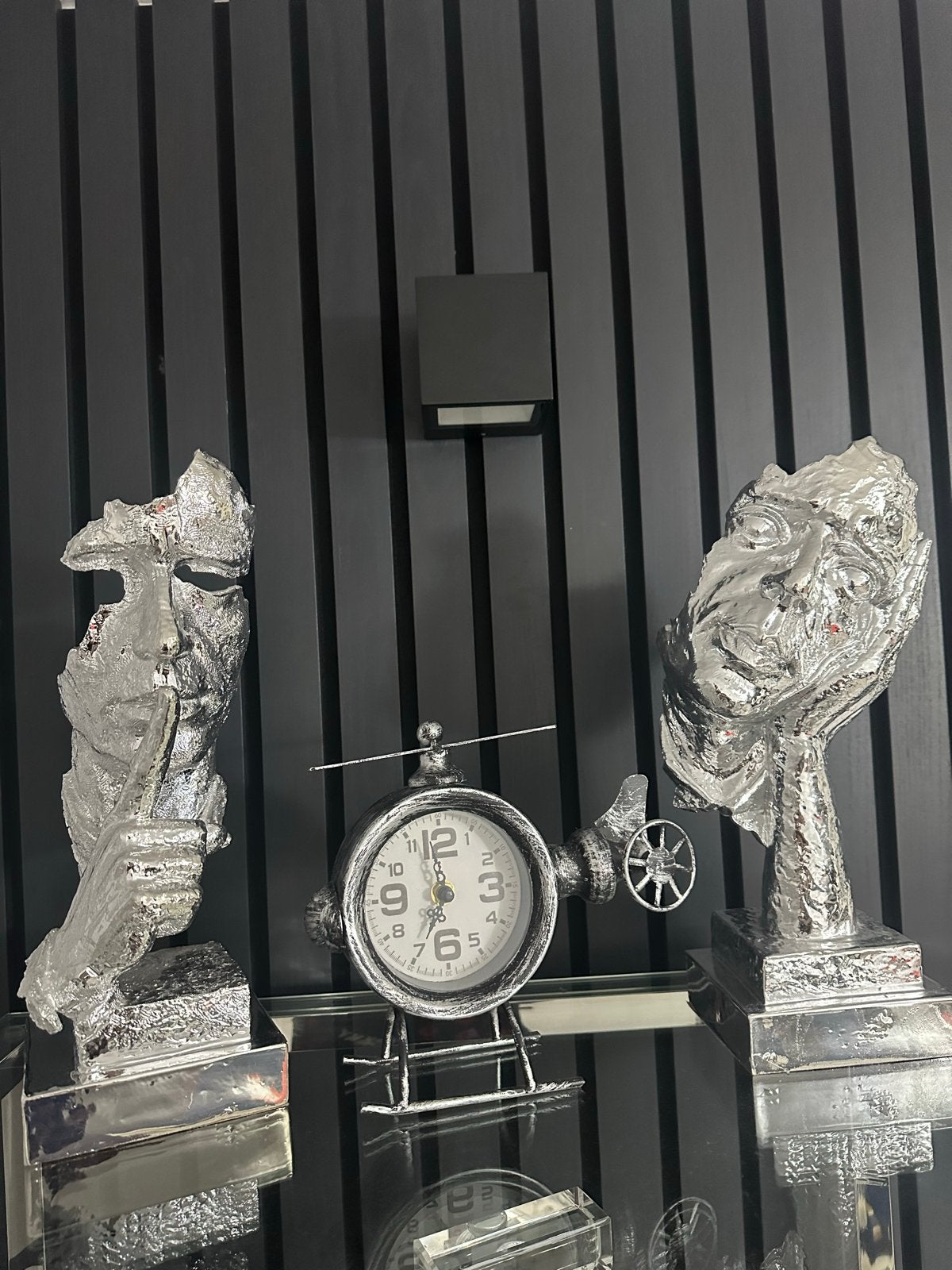 Set van 2 decoratiebeelden en klok, Huis en Inrichting, Ophalen, Zo goed als nieuw, Zilver, Metaal