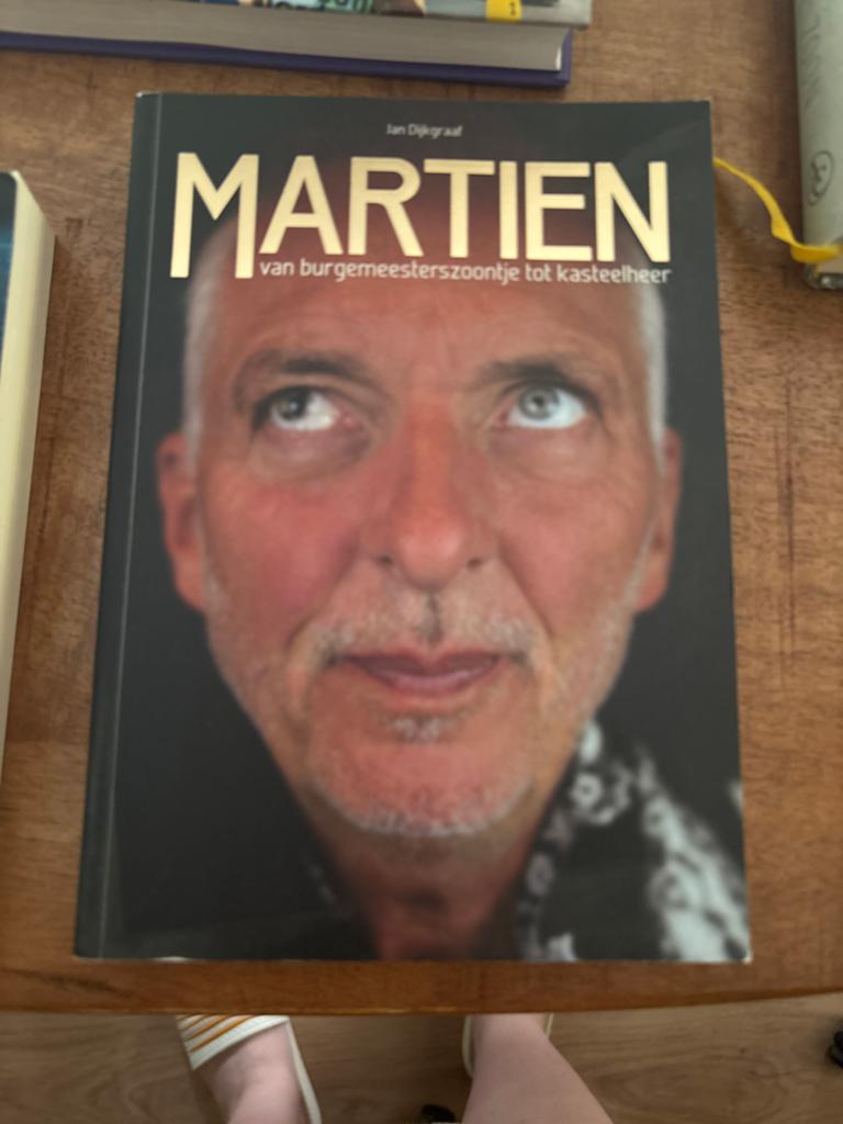 Martien: Van burgemeesterszoontje tot kasteelheer, Ophalen of Verzenden, Zo goed als nieuw, Film, Tv en Media