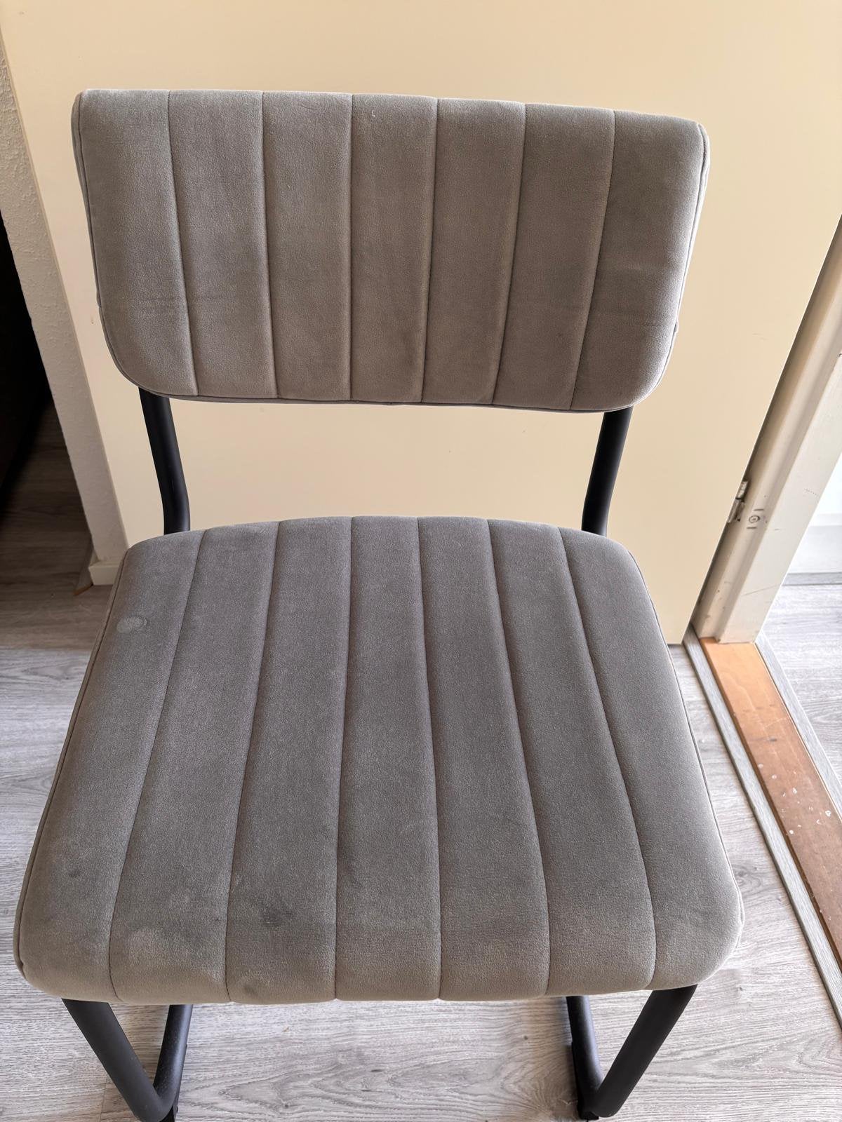 4 grijze eetkamer stoelen., Ophalen, Zo goed als nieuw, Grijs