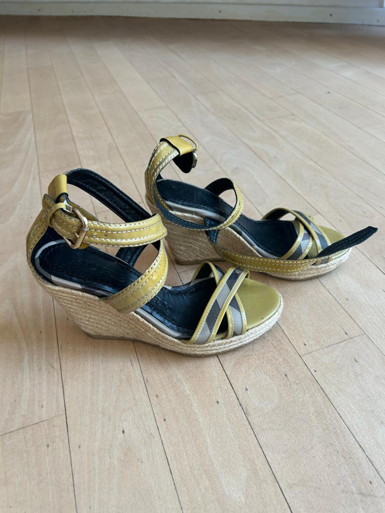 Burberry Espadrille Wedges - Maat 36, Kleding | Dames, Geel, Ophalen of Verzenden, Zo goed als nieuw, Espadrilles of Moccasins