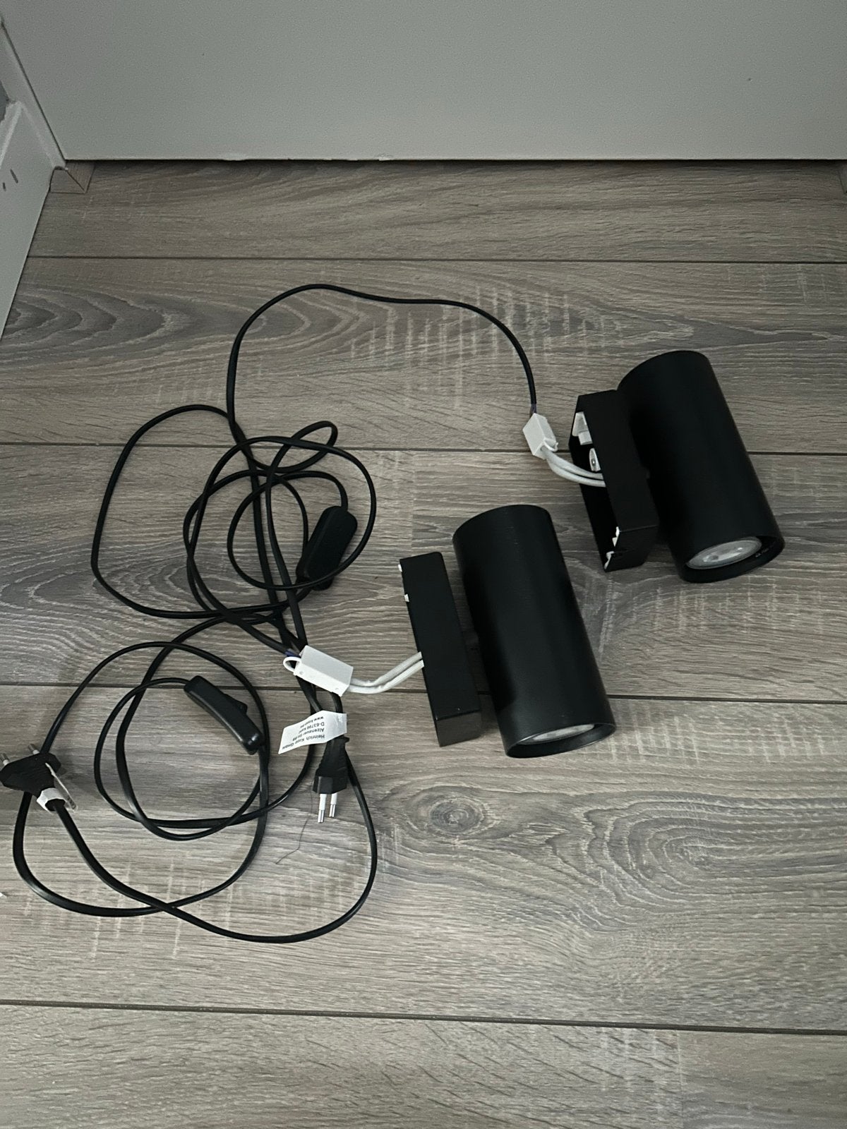 IKEA NYMÅNE wandlampen met stekker en schakelaar (2 stuks), Gebruikt, Zwart, Ophalen of Verzenden, Met schakelaar