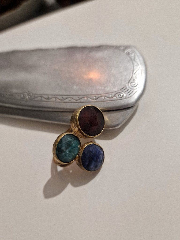 Goudkleurige ring met drie edelstenen, Ophalen of Verzenden