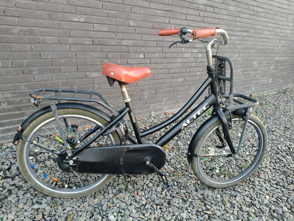 Altec zwarte 22 inch meisjesfiets - opknapper, Ophalen, Gebruikt, 22 inch