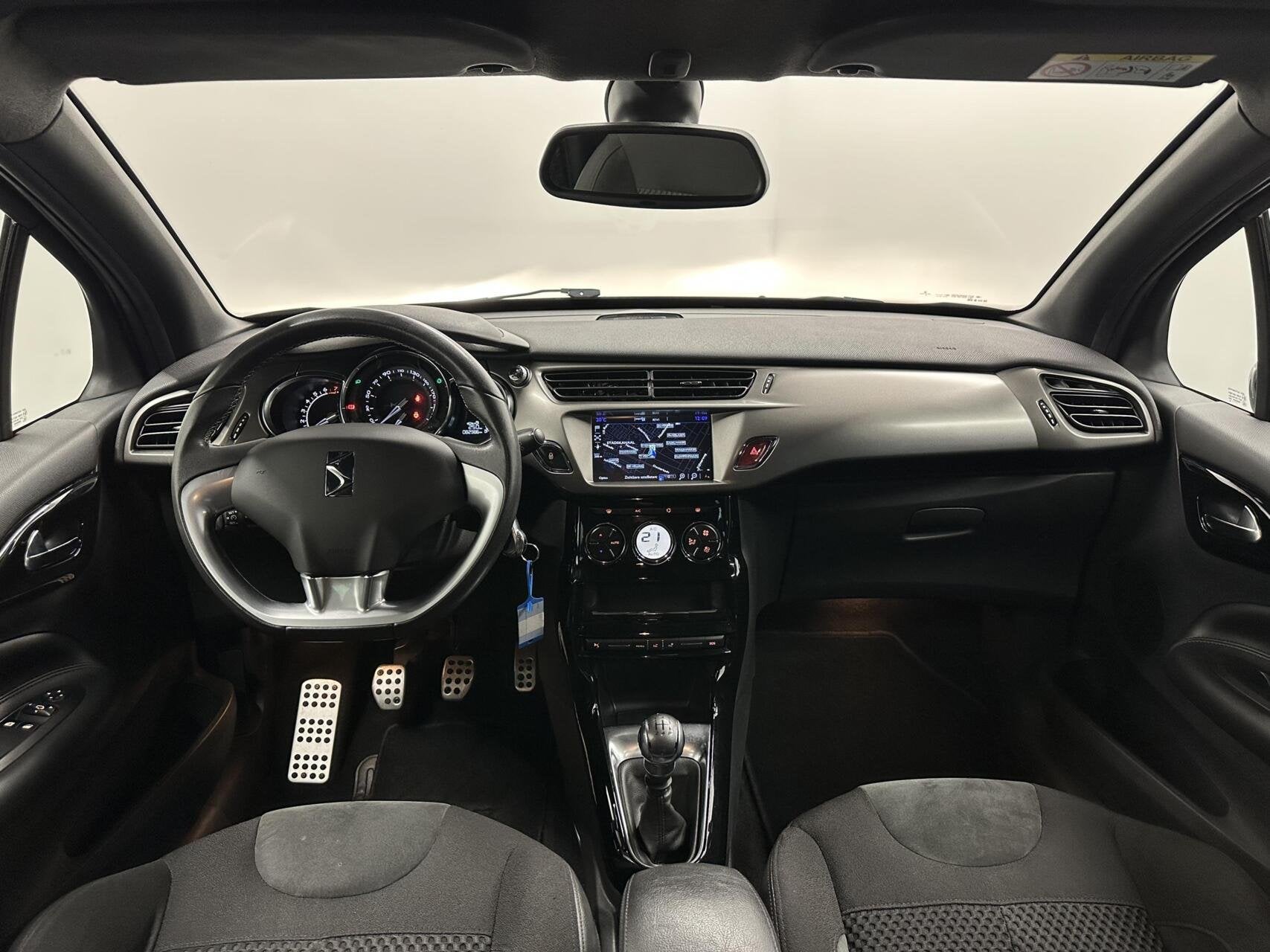 Ds 3 1.2 PureTech So Chic NAVIGATIE ECC CRUISE LM 82000 KM., Auto's, DS, Gebruikt, 1199 cc, Met garantie (alle), 82 pk