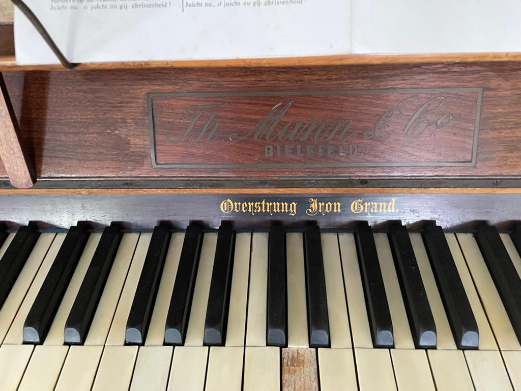 Antieke piano van Th. Mann & Co. Bielefeld, Muziek en Instrumenten, Piano's, Ophalen, Gebruikt, Bruin, Piano
