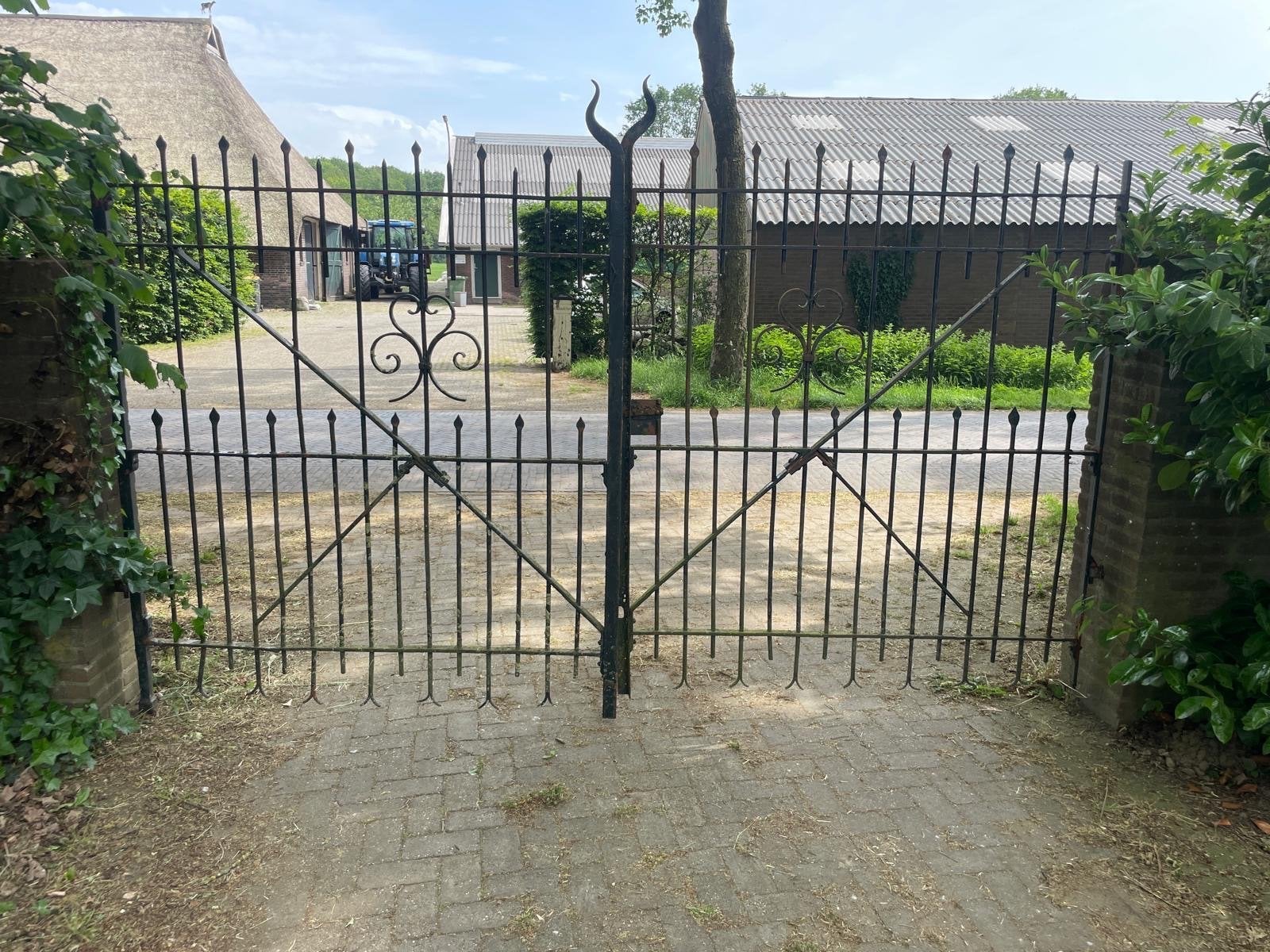 Antiek smeedijzeren hek( poort), Tuin en Terras, Tuinhekken en Hekwerk, Ophalen, Met poort, Gebruikt, Sierhekwerk
