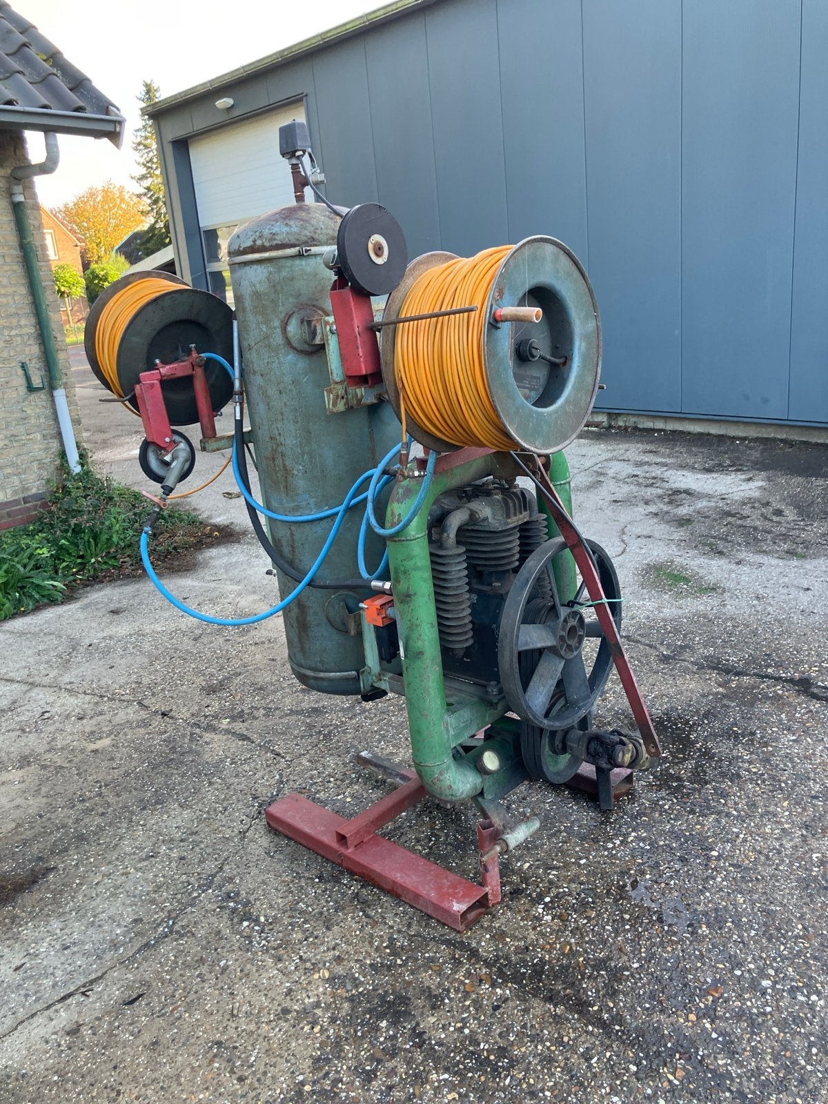 Oude compressor met haspels voor achter de trekker, Doe-het-zelf en Verbouw, Gebruikt, 100 liter of meer, Ophalen of Verzenden