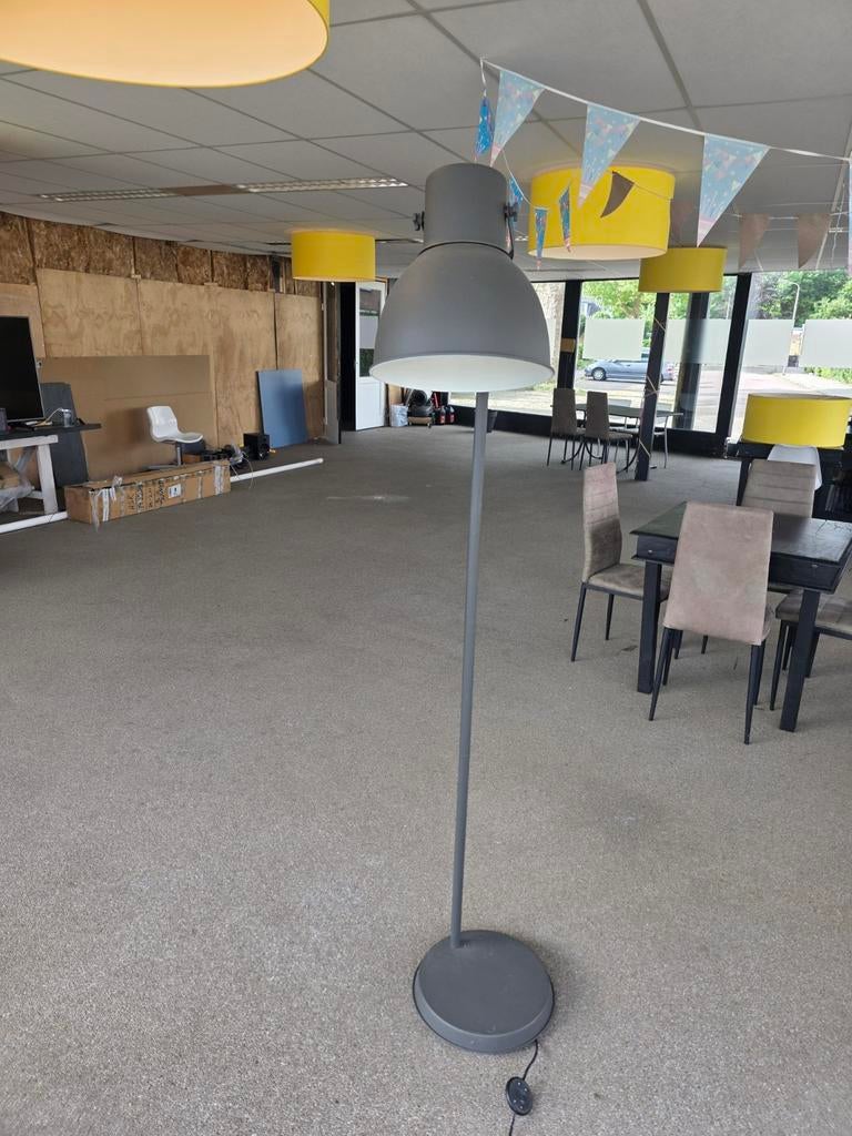 Stijlvolle vloerlamp - Grijs, modern design stalampen, Ophalen, Gebruikt, Modern, Industrieel, Metaal