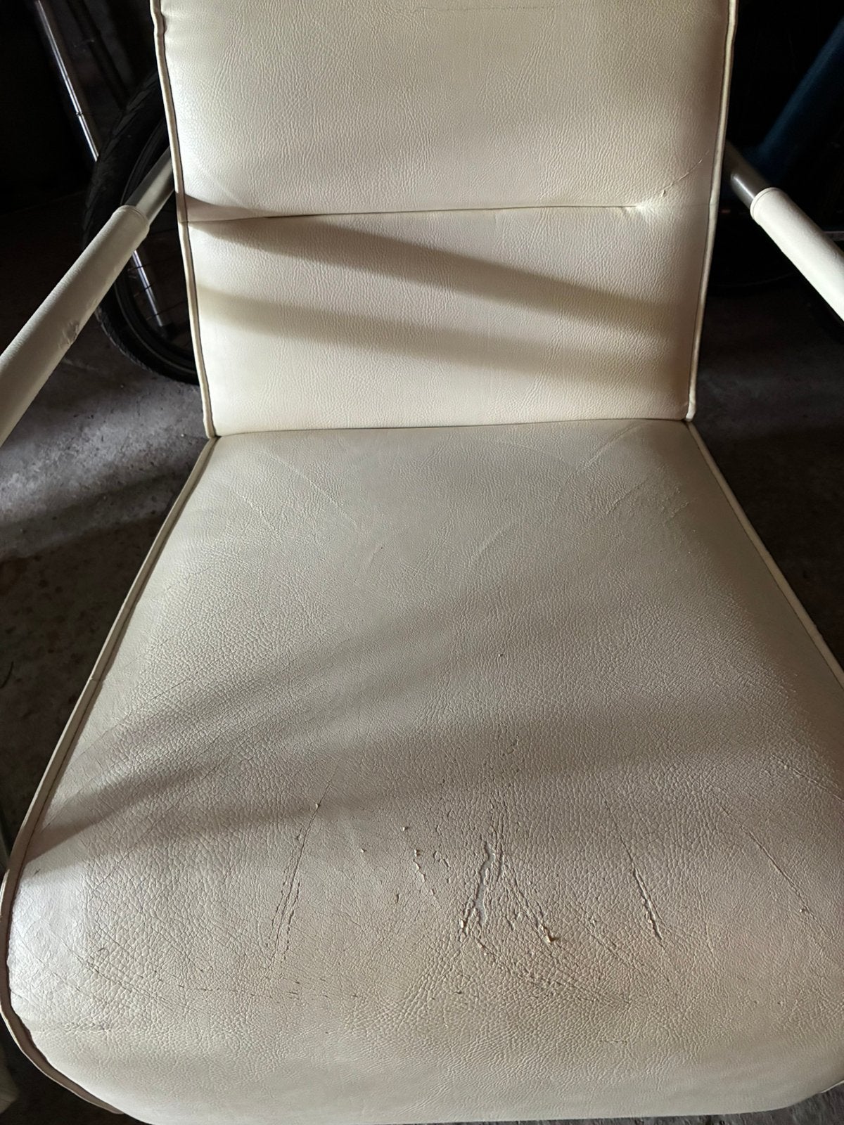 2 wit leren stoelen, Ophalen