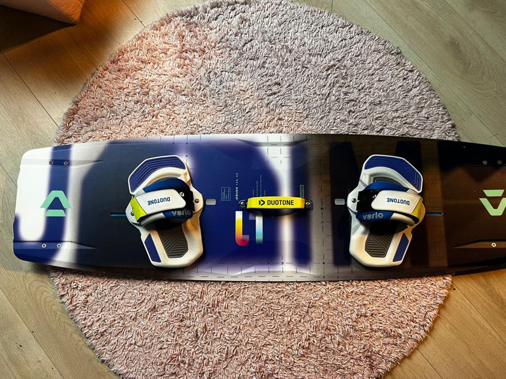 Duotone Jaime 139 *2025* incl bindingen, Watersport en Boten, Kitesurfen, Twintip, Ophalen of Verzenden, Zo goed als nieuw, 4 m² of minder