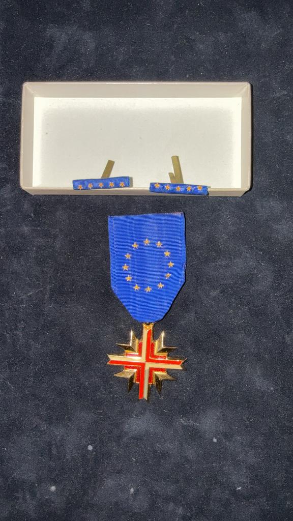 Europese Medaille Onderscheiding met Lint en Speldjes, Verzamelen, Speldjes, Pins en Buttons, Zo goed als nieuw, Overige onderwerpen
