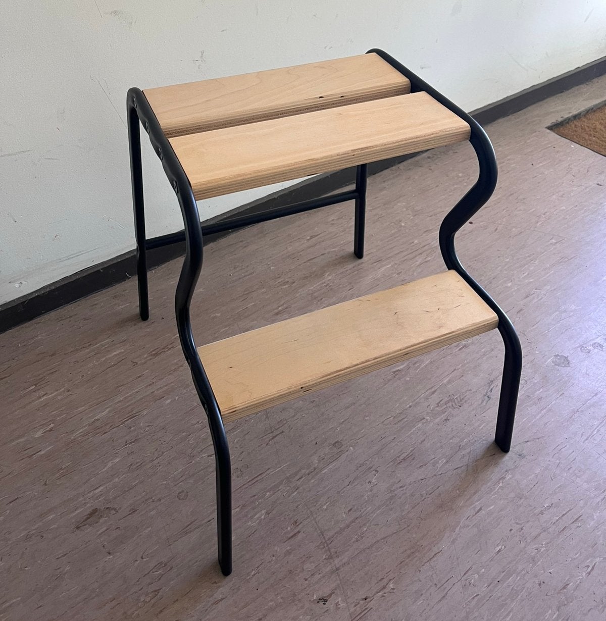Stevig en stijlvol IKEA GRUBBAN opstapkrukje, Ophalen, Zo goed als nieuw, Hout